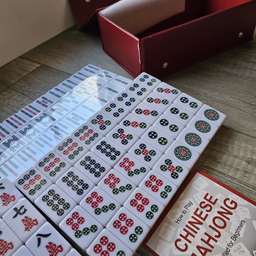 Red Mahjong Set with Green Accents - Picture 3 of 6